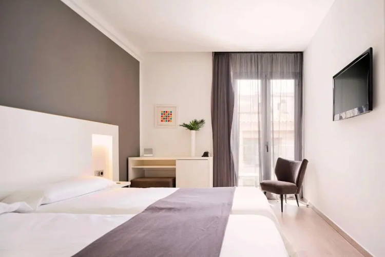 Standard Twin room with balcony