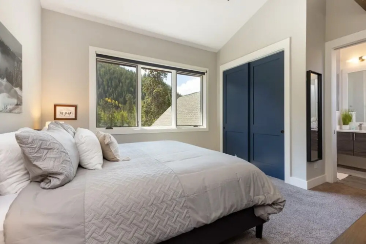 1824 The Seasons 2 Bedroom Townhouse by RedAwning