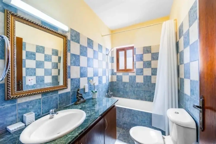4 Bedrooms Villa