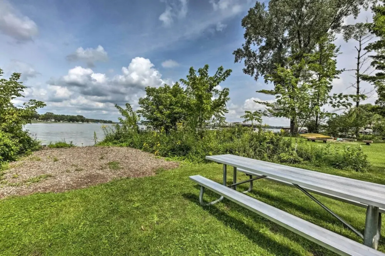 Lake Nagawicka Home - 2 Blocks to Boat Launch