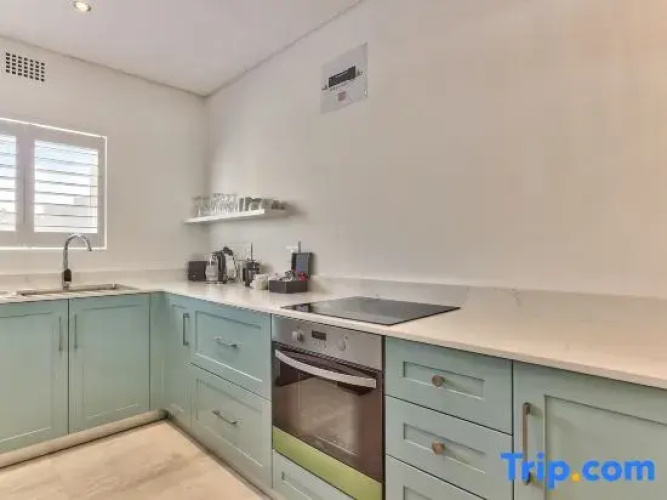 Studio in Camps Bay - 40m from Beach