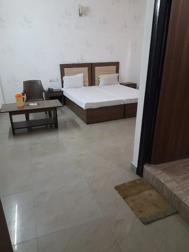 Goroomgo Ambikalia Palace Agra