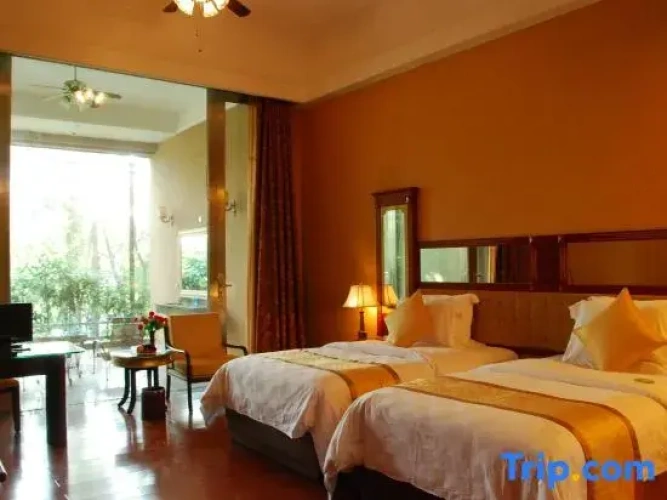 5 Bedrooms Villa