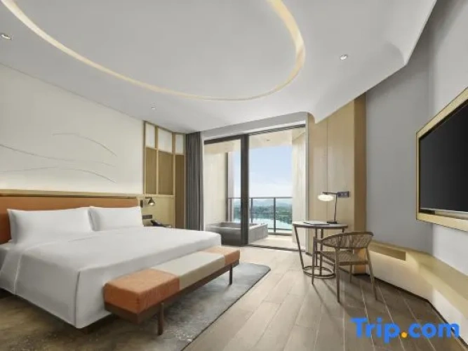 Deluxe Double Suite with lake view