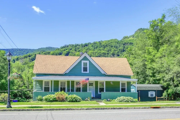 5 Bedrooms Cottage