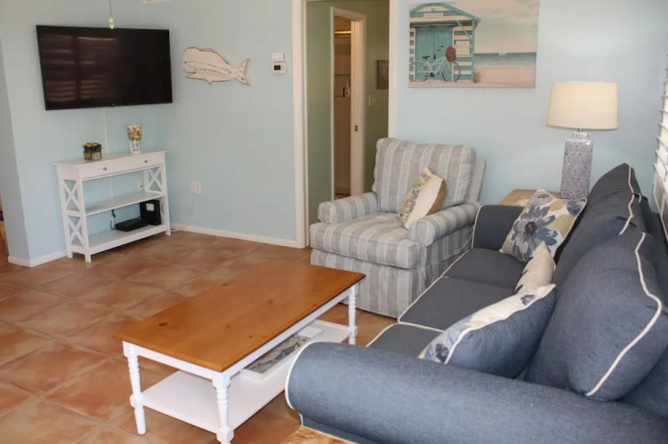 Aloha Kai - Unit 20- Beautifully Updated! 2 Bedrooms 2 Bathrooms Apts
