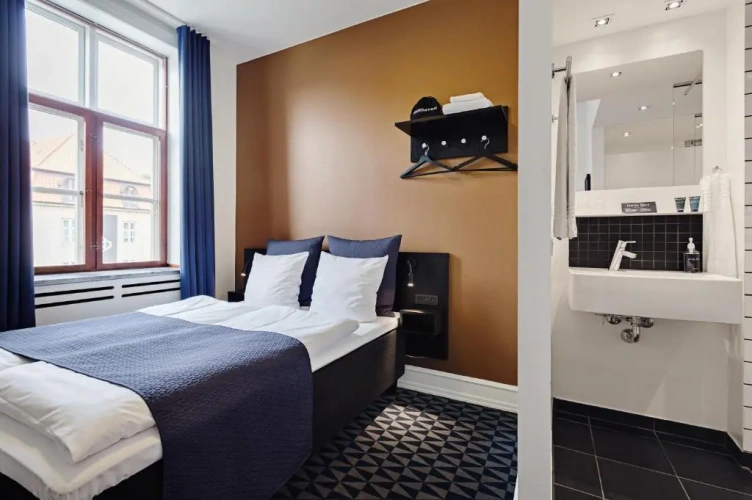 Small (140 cm bed) Double room