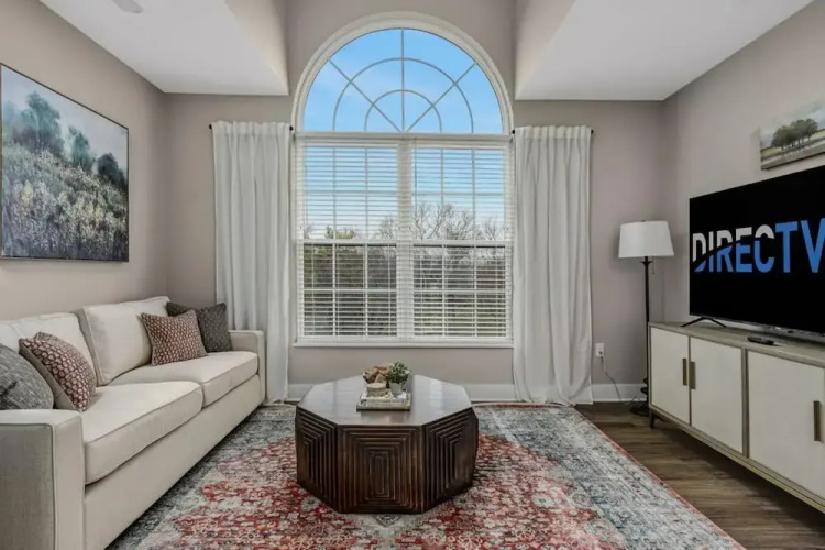 Downtown Luxury - Top Floor 2BR at Topiary Park