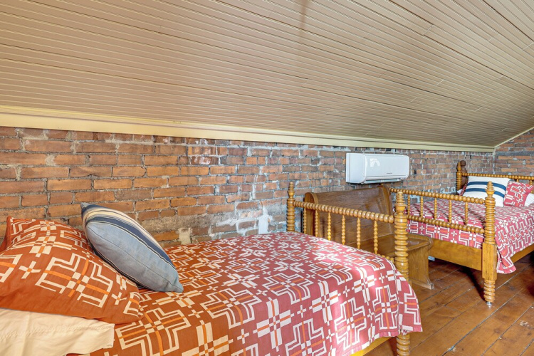 1 Block to Main St: 'second Street Carriage House'