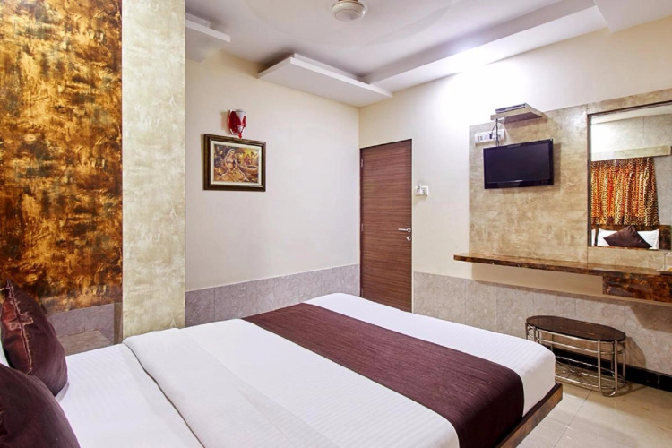 OYO 424 Hotel Apple Suites