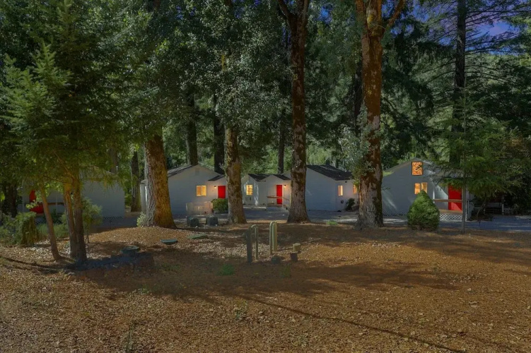 Rouge Cobb Mountain Hotel - Cabin 5