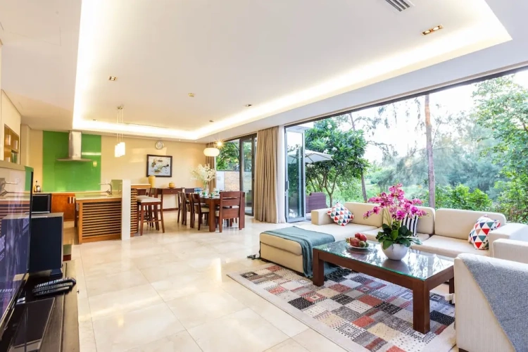 4 Bedrooms Executive Villa with garden view