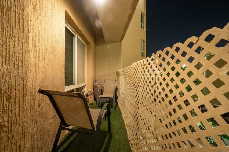 Luxury Three bedroom Apt Al Yasmin