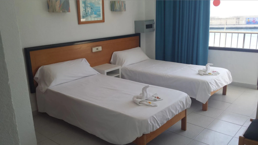 Hostal Port Corona