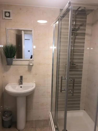 2 bedroom Large Town Centre Apartment FREE Parking