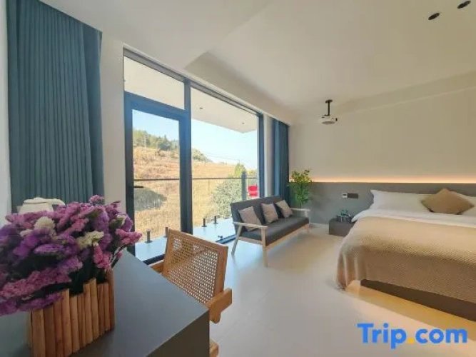 2 Bedrooms Standard Family room with balcony