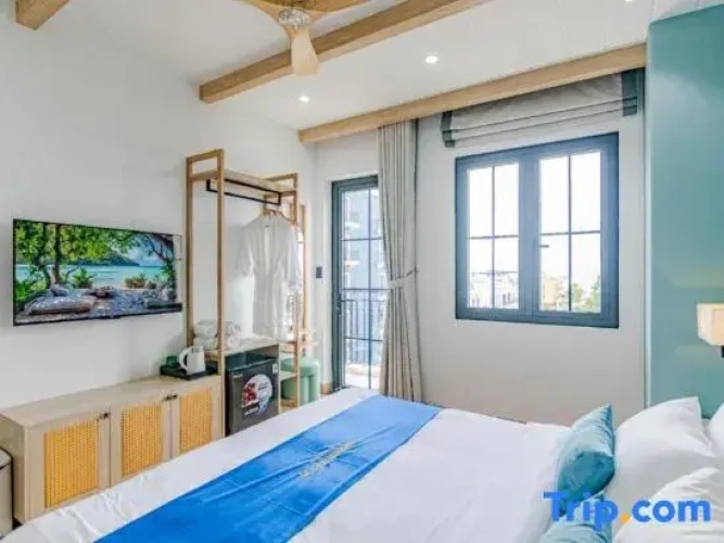 Deluxe Double room with balcony and with partial ocean view