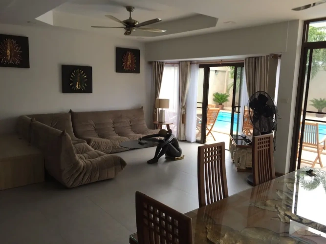 5 Bedrooms Villa