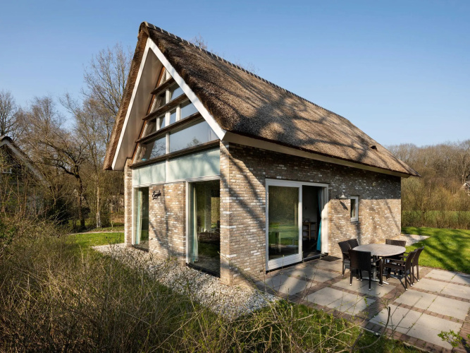 Thatched villa with two bathrooms, at 8 km. from Hoogeveen