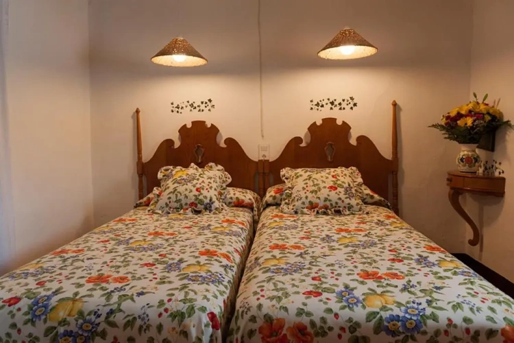 5 Bedrooms Cottage
