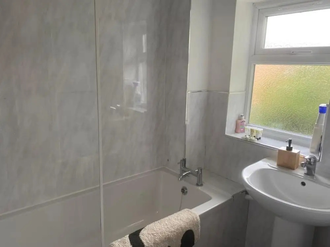 Birmingham - 4BR - Sleeps 9 - Parking - Garden