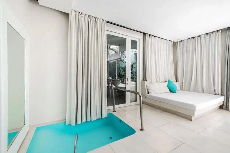4 Bedrooms Luxury Villa