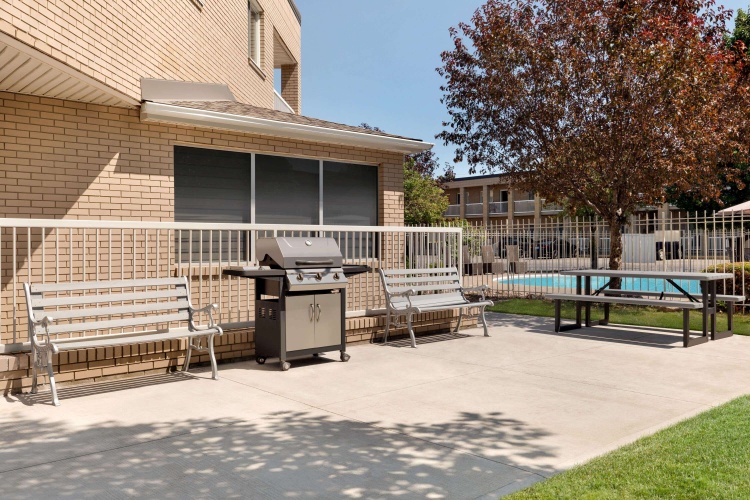 Super 8 By Wyndham Windsor/Dougall photo 14