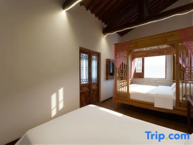 Deluxe Family Suite with courtyard view