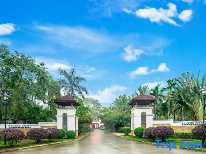 Xinglong Ramada Hot Spring Resort Wanning