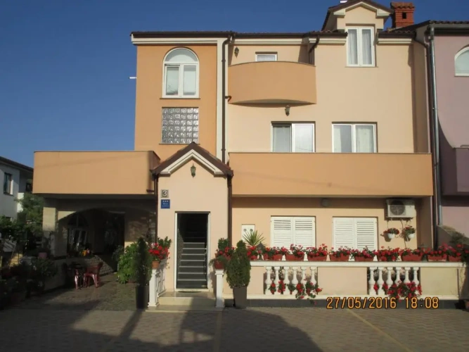 Apartment with garden view