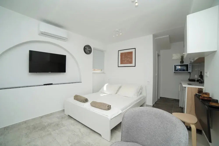 Victor - Adorable Studio with Terrace
