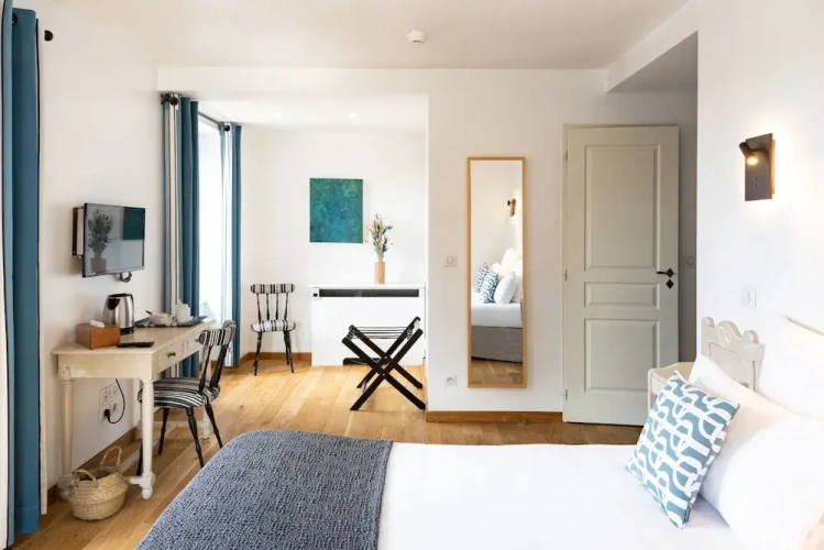 Standard Double room with city view