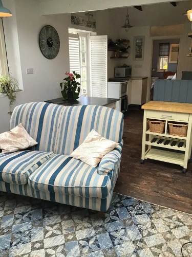 Charming 2-bed Cottage in Tranquil Riversetting