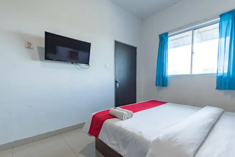 RedDoorz Plus Near Kepri Mall