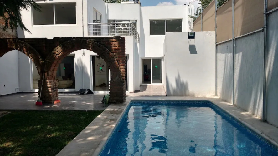Hermosa casa con jardin y alberca