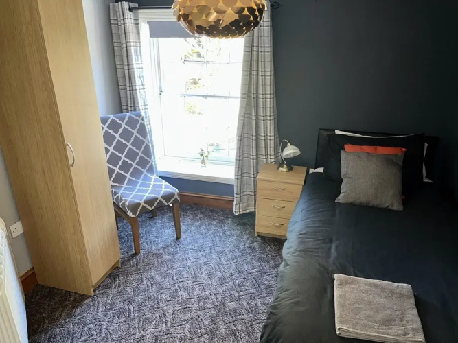 Stylish Historic Apartment - Sleeps 3 & Parking