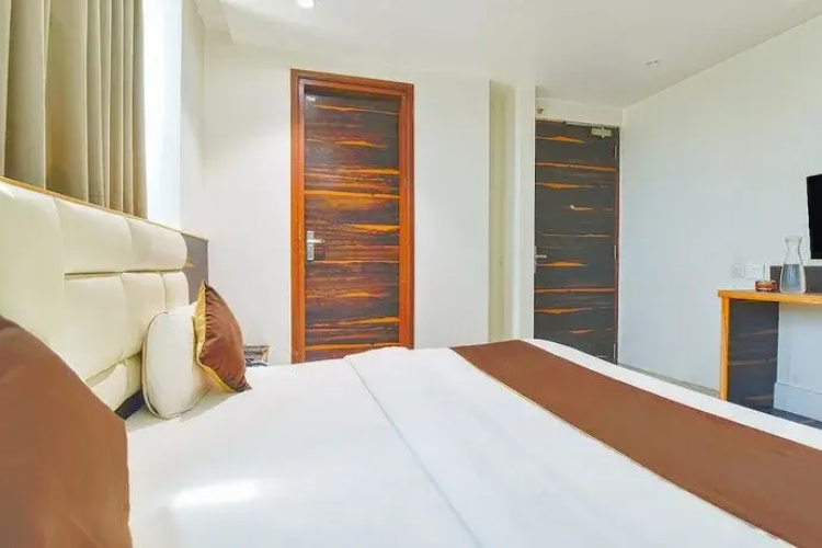 Fabhotel Prime Kaki