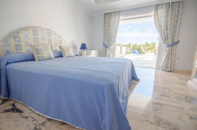 5 Bedrooms Villa