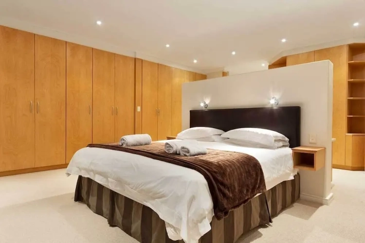 4 Bedrooms Cottage with balcony