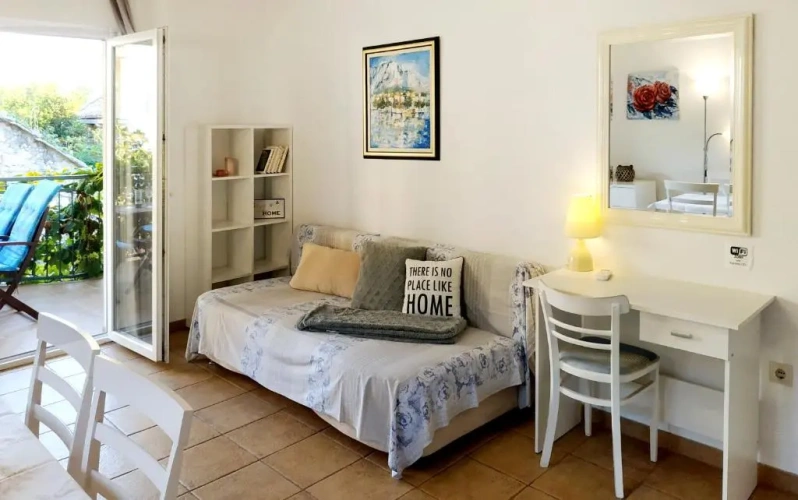 Apartment with sea view
