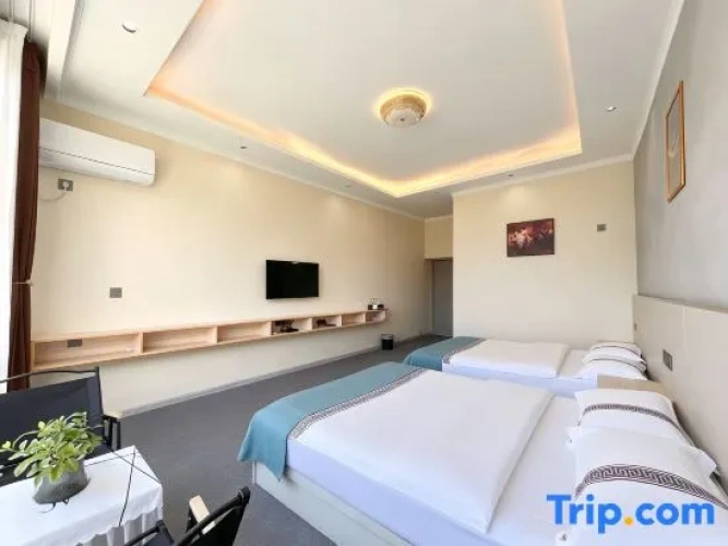 Standard Family room with mountain view