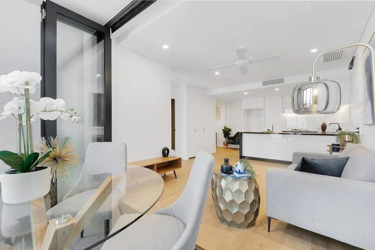 2BR Utopia Fortitude Valley Pool Rooftop King bed