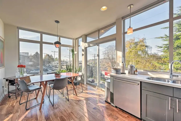 Sleek Seattle Home w/ Rooftop Patio & Views!