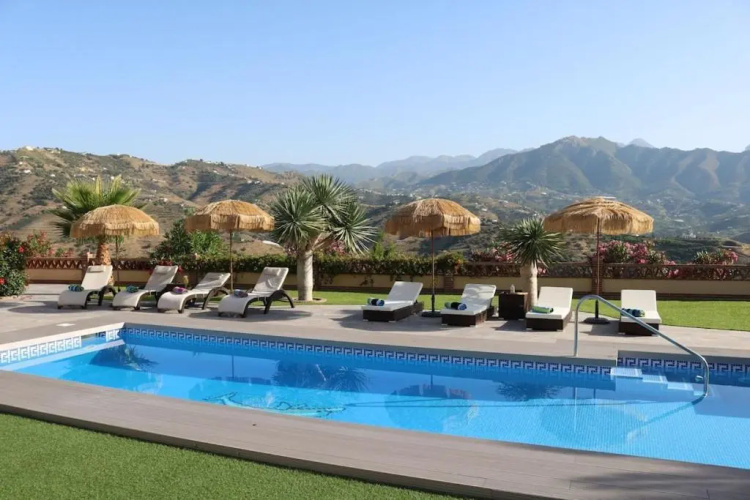 Exceptional Costa del Sol villa for 8, Hi spec, Tranquil setting, Amazing views. Heated pool.
