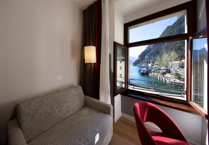Standard Triple room with lake view