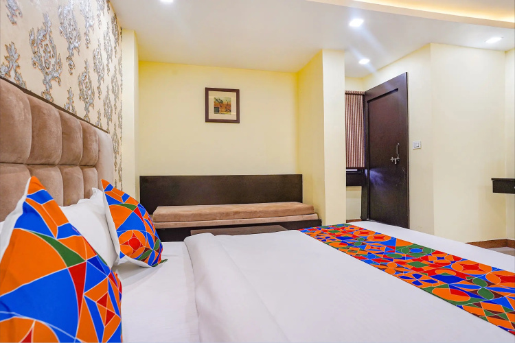 Fabhotel The Shan Palace