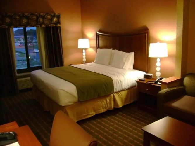 Holiday Inn Express & Suites Suffolk
