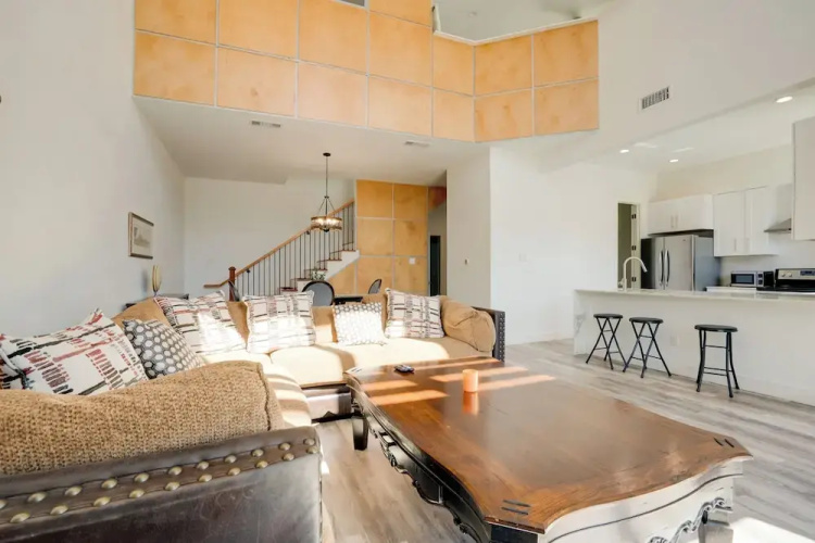 Spacious Lake Highland Townhome W/ Pool!