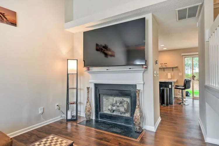 Chic Charlotte Townhome w/ Community Pool