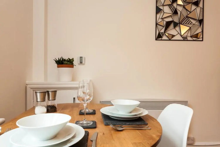Redhill Garland- 1 bed 1 bath self contained ground floor flat